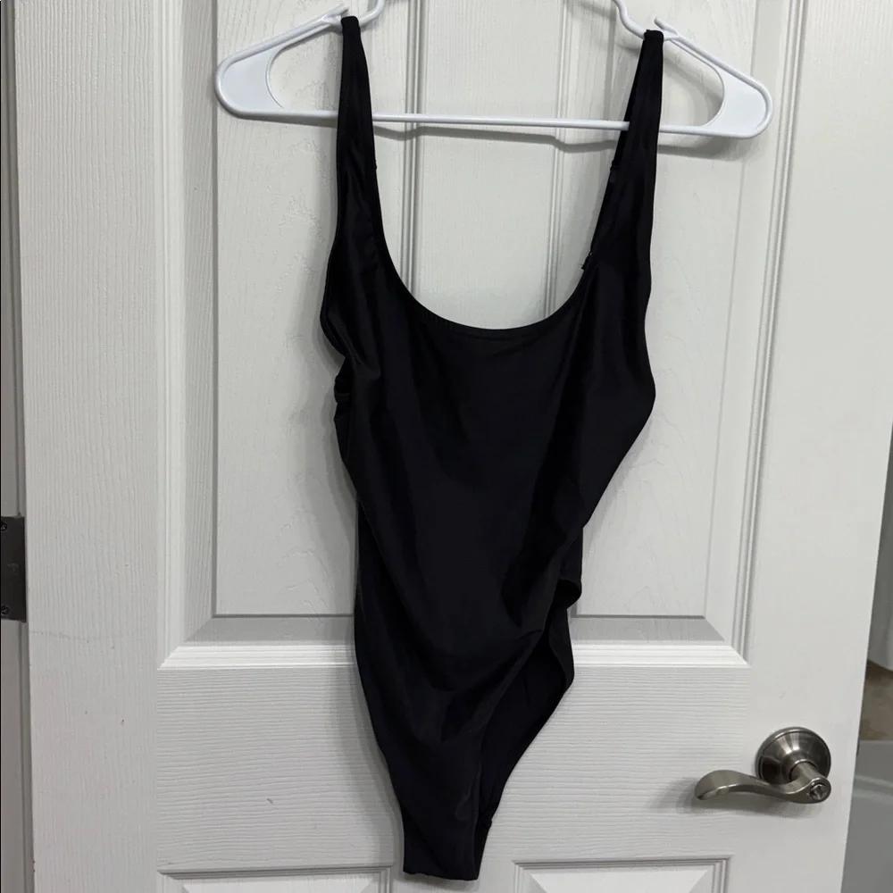 SKIMS SIGNATURE SWIM SCOOP NECK ONE PIECE